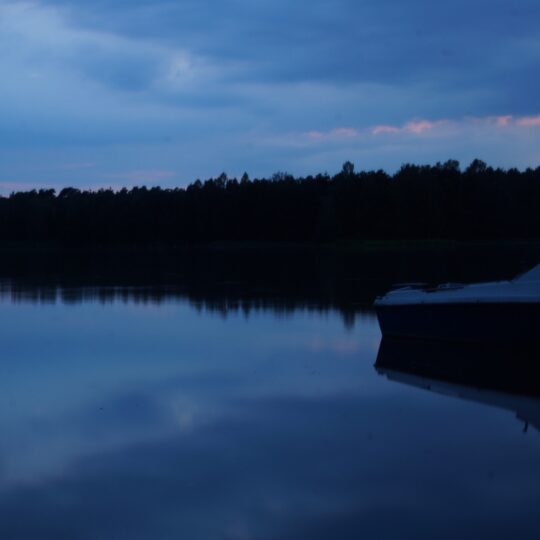 jezioro nocą